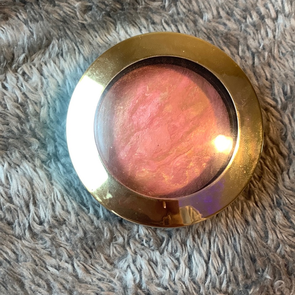 Powdered blush
